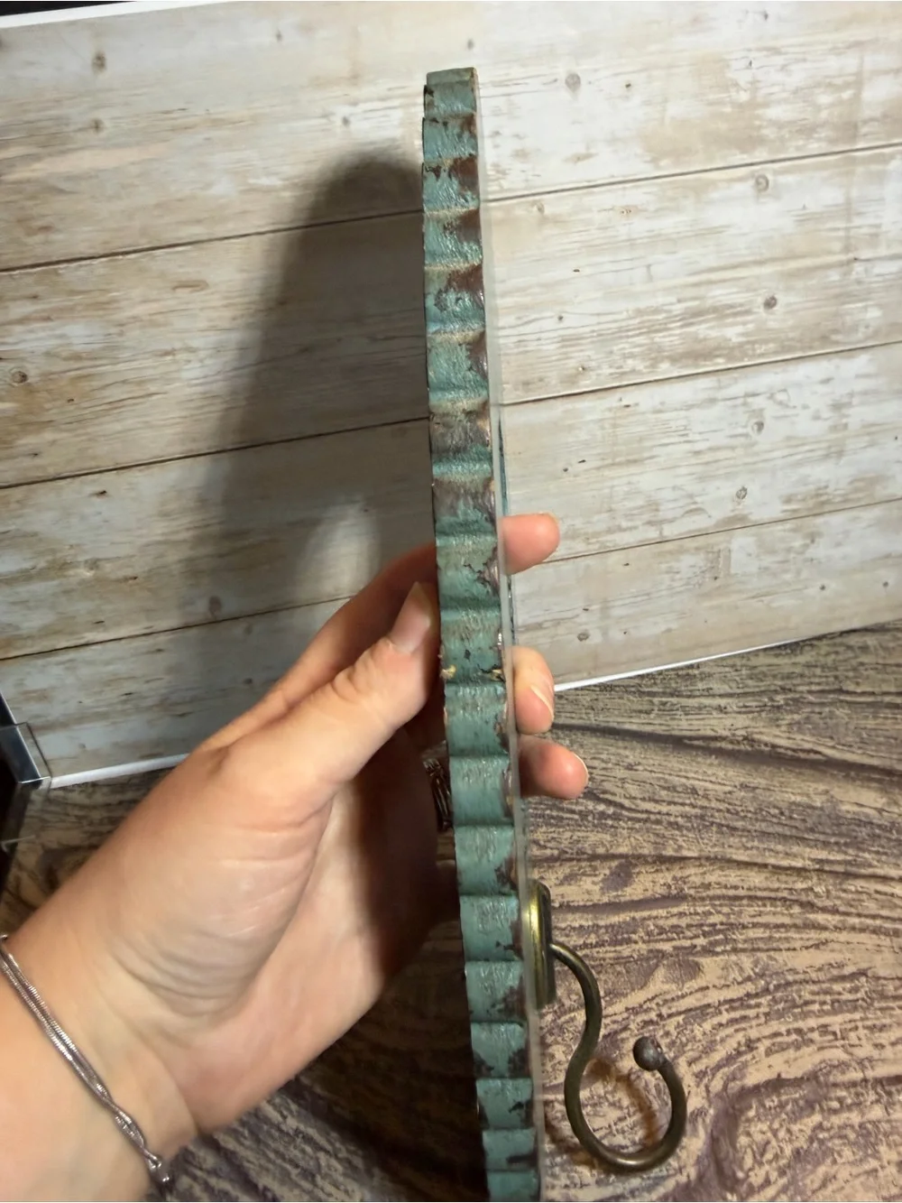 Rustic Distressed Keyhole Wall Hook Decor